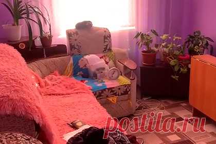 Появилось видео с места убийства трех человек подростками под Омском. Место жестокого убийства семьи из трех человек подростками из Омской области показали на видео. Судя по луже крови в коридоре, одна из жертв успела проснуться, и подростки добивали ее там. Возле кровати видно скинутое на пол тело главы семьи. Подозреваемые сознались в убийстве.