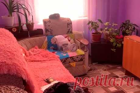 Появилось видео с места убийства трех человек подростками под Омском. Место жестокого убийства семьи из трех человек подростками из Омской области показали на видео. Судя по луже крови в коридоре, одна из жертв успела проснуться, и подростки добивали ее там. Возле кровати видно скинутое на пол тело главы семьи. Подозреваемые сознались в убийстве.