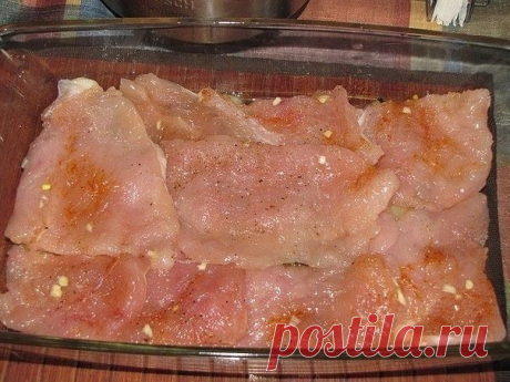 Куриная запеканка 

Ингредиенты: 
- куриная грудка (филе) - 4 шт. 
- баклажаны - 2-3 шт. 
- помидоры - 3-4 шт. 
- сыр - 150 гр. 
- чеснок - 1 зубчик, 
- зелень укропа 
- растительное масло для жарки 
- соль, красный и чёрный перец по вкусу 

Приготовление: 
Баклажаны вымыть, срезать хвостики и обсушить. Нарезать их вдоль, тонкими полосками, положить в миску, посолить и оставить на 20-30 минут. С баклажан слить образовавшийся сок.Куриную грудку вымыть, хорошо обсушить и раз...