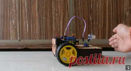 Авто с функцией объезда препятствий В этой статье мастер расскажет нам, как построить робота, избегающего препятствий. Робот представляет собой небольшой и простой двухколесный автомобиль, который будет двигаться вперед, пока не обнаружит препятствие на своем пути. Дальше он остановится, отъедет немного назад, а затем