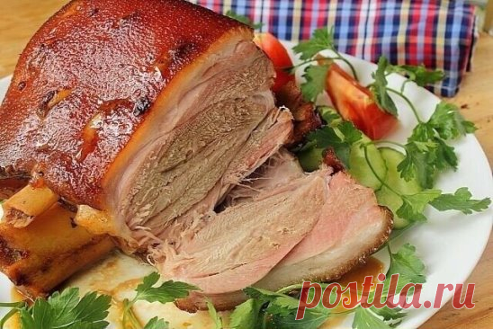 КАК ВКУСНО ЗАПЕЧЬ СВИНУЮ РУЛЬКУ
ИНГРЕДИЕНТЫ:
— Свиная рулька — 1 килограмм
— Чеснок — 5 зубцов
— Горчица — 3 столовых ложки
— Тимьян — 1 чайная ложка
— Растительное масло — 2 столовых ложки
— Соль — 2 чайных ложки
ПРИГОТОВЛЕНИЕ:
1. Свиную рульку помыть и обтереть полотенцем.
2. Чеснок очистить и порезать на каждый зубец на 4 части.
3. Сделать надрезы в свиной рульке и в каждый надрез заложить кусочек чеснока.
4. Смешать растительное масло, горчицу и специи, соль и масло.
5. Натереть смесью рульк