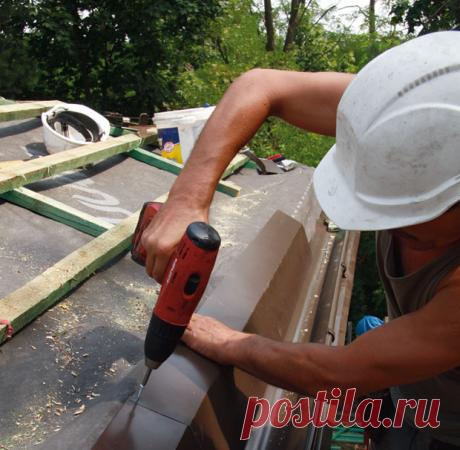 Крепление металлочерепицы на крыше В качестве режущего инструмента может быть использованы пилы, оснащённые дисковым резцом, а также ножницы по металлу. Не рекомендуется к использованию болгарка: в процессе резки она разрушает защитные слои, которые предназначены для повышения коррозионной стойкости материала. Вращающий момент в работе шуруповёрта стоит ограничивать, чтобы избежать проворачивания винтов саморезов в обрешётке крыши (крепление при этом будет неизбежно […]