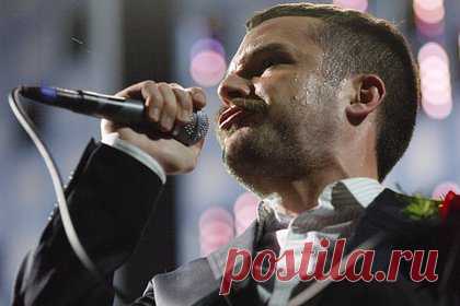 В Грузии сорвали концерт The Killers из-за российского барабанщика. Как в стране усиливаются русофобские настроения?. Вокалист американской рок-группы The Killers во время выступления в Грузии призвал зрителей к братству с русскими. Фронтмен коллектива Брэндон Флауэрс сделал такое заявление после того, как присутствующие выразили протест из-за приглашенного на сцену из толпы российского музыканта.