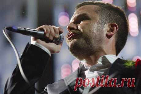 В Грузии сорвали концерт The Killers из-за российского барабанщика. Как в стране усиливаются русофобские настроения?. Вокалист американской рок-группы The Killers во время выступления в Грузии призвал зрителей к братству с русскими. Фронтмен коллектива Брэндон Флауэрс сделал такое заявление после того, как присутствующие выразили протест из-за приглашенного на сцену из толпы российского музыканта.
