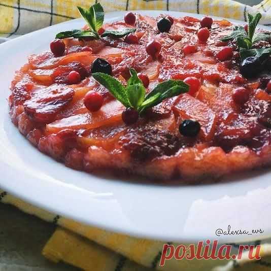 Пирог-перевёртыш с яблоком и клубникой