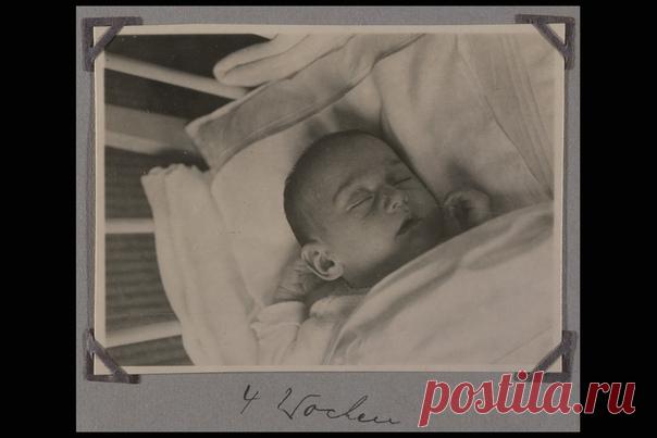 День рождения Анны Франк 12 июня 1929 года родилась Анна Франк. Обычная еврейская девочка, уроженка Германии. Тогда еще никто не знал, какая судьба уготовлена ей и ее семье. Что им придется бежать из Германии, несколько лет провести в убежище в Нидерландах, прячась от нацистов, и все равно всем, кроме отца, трагически погибнуть в концентрационных лагерях, оставив после себя один из важнейших документов облачающий нацизм. Дневник Анны Франк. Давайте сегодня просто посмотрим на настоящие…