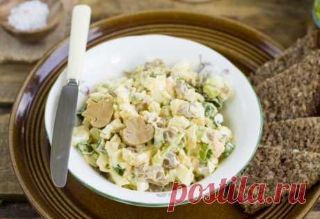 Салат с маринованными грибами и яйцами.
Рецепт быстрого ароматного салата из маринованных шампиньонов, куриных яиц, зеленого лука и майонеза.