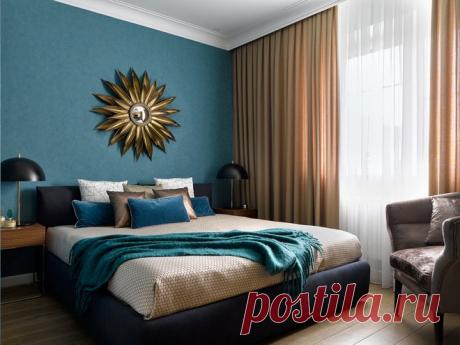 Houzz тур: Таунхаус с чёрной стеной в гостиной