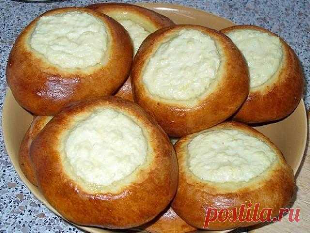 Пышные домашние ватрушки с творогом - прекрасная выпечка, знакомая нам с детства.