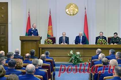В Белоруссии решили пересмотреть концепцию нацбезопасности. Госсекретарь Совбеза Белоруссии Александр Вольфович заявил, что власти страны решили пересмотреть концепцию национальной безопасности республики. Он отметил, что над ее реформированием работают, «исходя из появления новых рисков», и указал на то, что на первый план выходят вопросы биологической безопасности.