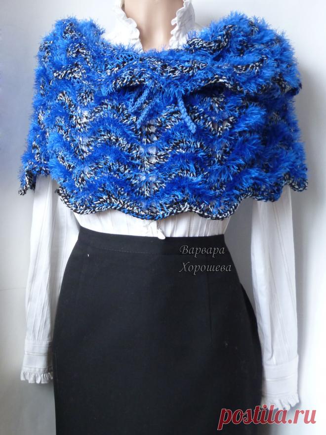 Оригинальная пелерина связана спицами из меланжевой пряжи и пушистой полиамидной травки. Украсит любой строгий наряд. В дополнение к пелерине - длинный вязаный шнур. С его помощью можно моделировать изделие на свой вкус, меняя его высоту. С удовольствием свяжем для Вас такую вещичку в любом цвете и размере. Наша пелеринка может стать отличным подарком к Новому году для близкого Вам человека.