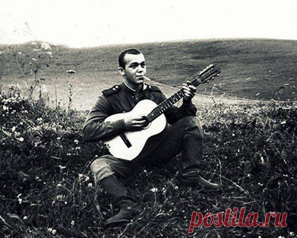 Иосиф Кобзон. С 1956 по 1959 годы служил в армии, где был приглашен в округа. / История цивилизаций!