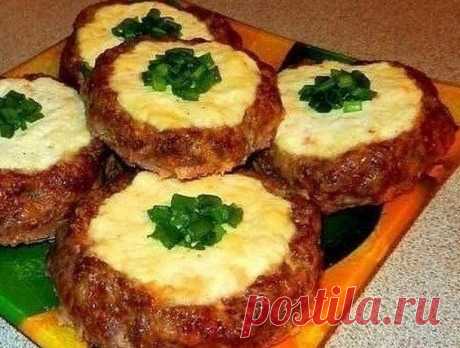 Мясные "ватрушки" - вкусный ужин - У нас так Мясные «ватрушки» — вкусный быстрый ужин Ингредиенты: -Фарш (любой, на ваш вкус)– 500 грамм; -Сыр плавленый ( Хохланд «Сливочный» брикет) – 150 грамм; -Творог – 300 грамм; -Сыр...