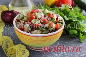 Израильский салат Традиционный израильский салат включает привычные для нас ингредиенты: помидоры, огурцы, красный лук и зелень, заправленные маслом и соком лимона. Секрет блюда — в нарезке. Все овощи измельчаются небольшими кубиками, и вкус становится интереснее.