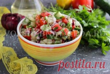 Израильский салат Традиционный израильский салат включает привычные для нас ингредиенты: помидоры, огурцы, красный лук и зелень, заправленные маслом и соком лимона. Секрет блюда — в нарезке. Все овощи измельчаются небольшими кубиками, и вкус становится интереснее.