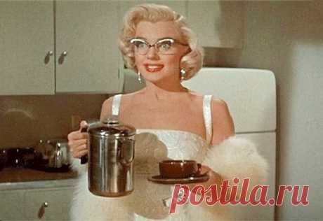 Мэрилин Монро в цитатах - жизненная мудрость актрисы Мэрилин Монро&nbsp;стала для Голливуда глотком свежего воздуха. За 36 лет жизни актриса успела сняться в более чем 20 картинах, закрутить немало громких романов с самыми влиятельными мужчинами того времени и оставить после себя немало сплетен.
1 июня 2021 блондинке исполнилось бы 95 лет. Вспоминаем самые яркие цитаты легендарной Мэрилин Монро!
Мэрилин Монро - цитаты:
"Опоздать - значит, убедиться, что тебя ждут. Именно т...