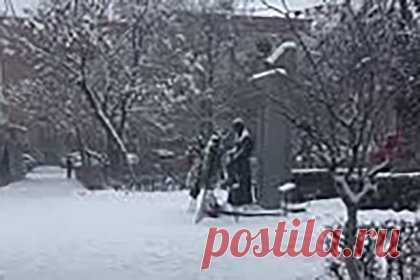 Осквернение памятника детям блокадного Ленинграда в Ереване попало на видео. В столице Армении Ереване местный житель Самвел Ширинян осквернил памятник детям блокадного Ленинграда, опрокинув венки, стоящие у монумента. На ролике видно, как мужчина подходит к памятнику и вспоминает слова официального представителя Министерства иностранных дел России Марии Захаровой.