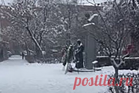 Осквернение памятника детям блокадного Ленинграда в Ереване попало на видео. В столице Армении Ереване местный житель Самвел Ширинян осквернил памятник детям блокадного Ленинграда, опрокинув венки, стоящие у монумента. На ролике видно, как мужчина подходит к памятнику и вспоминает слова официального представителя Министерства иностранных дел России Марии Захаровой.