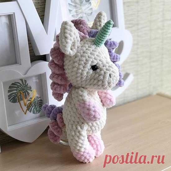 Плюшевая единорожка амигуруми Описание вязания милой плюшевой единорожки амигуруми. Для создания единорога потребуется крючок №4 и пряжа Himalaya Dolphin Baby. Высота готовой игрушки 25 см.