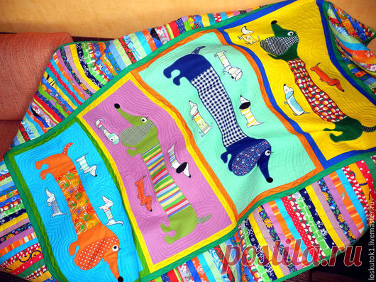 Ручная работа. Авторский пэчворк.﻿
Мастер Наталья Волощик.

Лоскутное одеяло "Таксы" - таксы, которых не надо кормить и выгуливать).

ЦЕНТРАЛЬНЫЕ ПАННО ВЫПОЛНЕНЫ В ТЕХНИКЕ ЛОСКУТНОЙ АППЛИКАЦИИ.

Такое лоскутное одеяло - это не просто лоскутное одеяло - это компания озорных друзей, готовых развеселить, утешить, ободрить и, конечно, согреть.

Яркое, позитивное, веселое лоскутное шитье станет стильным  украшением детской комнаты.

Присмотритесь! Не бойтесь - они не кусаются)