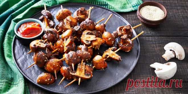 Шампиньоны на гриле в восточном стиле: рецепт - Лайфхакер Вкусные шампиньоны легко приготовить на гриле или мангале по этому рецепту. С маринадом из соуса терияки и имбиря они выйдут бесподобными.
