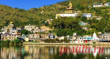 Священное озеро Ревалсар в Индии Ревалсар - очень важное место паломничества для буддистов. Поселение и одноименное озеро находятся в горной местности в 25 км от Манди,штат Химачал Прадеш. По преданию, именно отсюда в 8 веке отправился в Тибет великий буддистский святой Падмасамбхава, один из главных проповедников в...