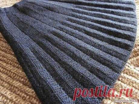 Юбка школьная, вяжем спицами Со слов автора:Пряжа семеновская Лидия ( 50% шерсть, 50% акрил, 1613м/100г) в 4 нити (3 черных и 1 темно-синяя). Спицы 2. Расход пряжи 140г.Размер (объем) верх 52 см, низ 140 см. Длина юбки 32 см.Рисунок - складки платочной вязкой.КАК ВЯЗАЛА.Вязала сверху.Набрала 182 петли (плотность 34,3...