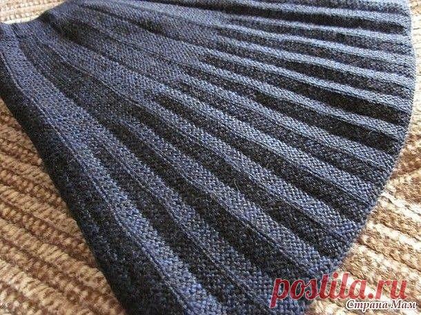 Юбка школьная, вяжем спицами Со слов автора:Пряжа семеновская Лидия ( 50% шерсть, 50% акрил, 1613м/100г) в 4 нити (3 черных и 1 темно-синяя). Спицы 2. Расход пряжи 140г.Размер (объем) верх 52 см, низ 140 см. Длина юбки 32 см.Рисунок - складки платочной вязкой.КАК ВЯЗАЛА.Вязала сверху.Набрала 182 петли (плотность 34,3...