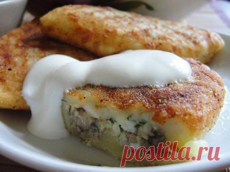 Картофельные зразы можно готовить с разной начинкой с грибами или с мясом. Выбирайте кто как любит. 
Ингредиенты: 
-8-10 картофелин 
-2 яйца 
-2ст.ложки муки или панировочных сухарей 
-1шт. лука репчатого 
-3-4 ложки маргарина 
-100г сметаны 
-соль перец по вкусу 
Для начинки: 
-3 яйца (отваренных в крутую) 
-пол пучка молодого зеленого лука 
-2-3ст. ложки растительного масла 
Приготовление: ...