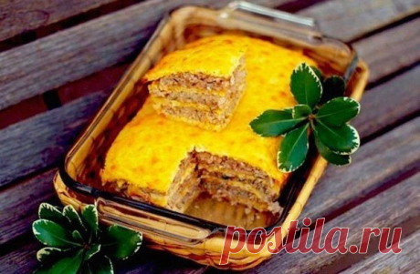 Слоеный сырный пирог с куриным фаршем

Ингредиенты:

Куриные яйца — 5 шт.
Майонез — 3 ст. л.
Манка или мука просеянная — 3 ст. л.
Тертый твердый сыр — 400 г
Куриный фарш или индейка — 1 кг
Сливочное масло — 6 ст. л.
Луковицы, очищенные и мелко нарезанные — 2 шт.
Соль по вкусу
Перец черный молотый по вкусу
Рубленого свежего укропа по вкусу (немного)

Приготовление:

Вам понадобиться огнеупорная форма для запекания размером 33 х28 см и пергаментная бумага для выпечки. Тесто ...