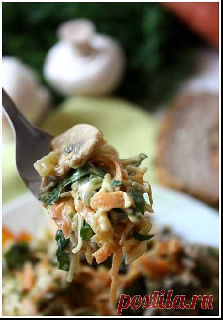 Грибной салат с сыром, морковью и солеными огурцами.