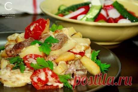Картофель "По-французски" на сковороде

Свинину(мясо в общем-то можно взять любое) режем тонкими кусочками и быстро обжариваем с небольшим кол-вом растительного масла на большом огне . Добавляем резанный дольками картофель. Обжариваем минут 10-15 на большом огне без крышки, периодически перемешивая. Добавляем лук и немного мелкопорезанного или раздавленного чеснока. Солим, перчим. Жарим ещё минут 5, перемешиваем, солим, перчим. Когда картофель уже почти готов, кладем сверх...