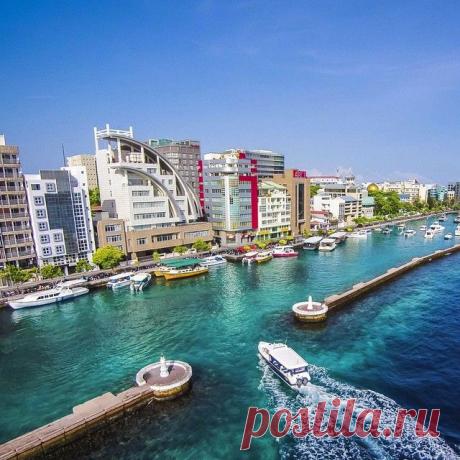 Билет из Шри-Ланки на Мальдивы обошелся нам в 280$ (14 000 рублей) на двоих туда и обратно, покупали через обычный поисковик авиабилетов и взяли самые дешевые.