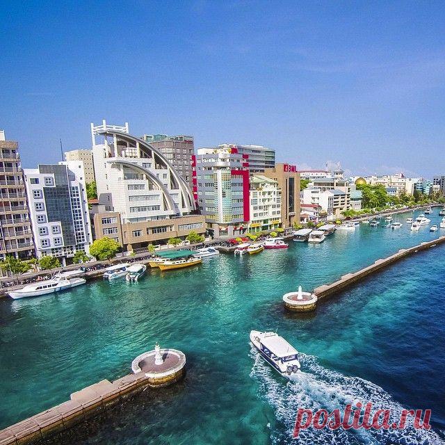 Билет из Шри-Ланки на Мальдивы обошелся нам в 280$ (14 000 рублей) на двоих туда и обратно, покупали через обычный поисковик авиабилетов и взяли самые дешевые.