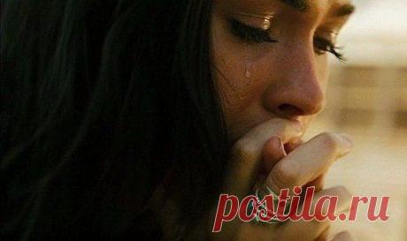 Уже не больно.
Струна порвалась.
С меня довольно.
А я старалась:
Стелила — мягко.
Кормила — вкусно.
Любила — верно.
В разлуке — грустно.
Другим на зависть
Наш дом уютный.
А в сердце — тяжесть…
А в душах — мутно.
Глаза отводим.
Молчать так тяжко…
Давай проводим.
Любовь — бедняжку.
Не бойся боли:
Не больно мертвым.
С меня довольно!
Решила твердо!