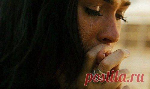 Уже не больно.
Струна порвалась.
С меня довольно.
А я старалась:
Стелила — мягко.
Кормила — вкусно.
Любила — верно.
В разлуке — грустно.
Другим на зависть
Наш дом уютный.
А в сердце — тяжесть…
А в душах — мутно.
Глаза отводим.
Молчать так тяжко…
Давай проводим.
Любовь — бедняжку.
Не бойся боли:
Не больно мертвым.
С меня довольно!
Решила твердо!