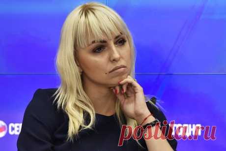 Украинская община отказалась покидать Крым из-за призывов Киева. Члены украинской общины в Крыму не оставят полуостров, несмотря на призывы Киева о скорейшей уезде «на историческую родину», ведь они прекрасно чувствуют себя дома, в российском Крыму, и не планируют уезжать. Об этом рассказала глава Украинской общины Крыма Анастасия Гридчина