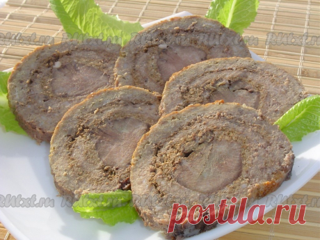 Мясной рулет с языком и орехами.