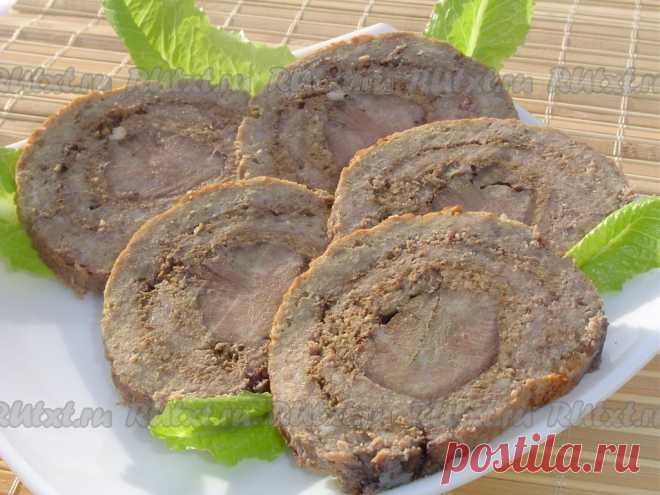 Мясной рулет с языком и орехами.
