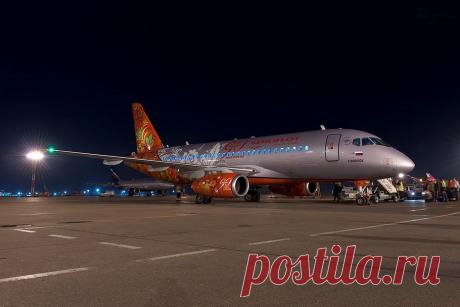 «Аэрофлот» представил самолет раскрашенный «под хохлому»
По случаю своего девяностолетия, которое отмечает в этом году, Аэрофлот раскрасил один из своих лайнеров Sukhoi Superjet 100 «под хохлому». После процедуры декорирования самолет вернулся в парк авиакомпании и возобновил полеты.