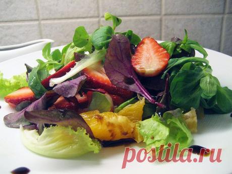 Дело вкусa - Легкий салат с клубникой и бальзамическим соусом