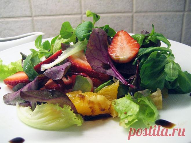 Дело вкусa - Легкий салат с клубникой и бальзамическим соусом