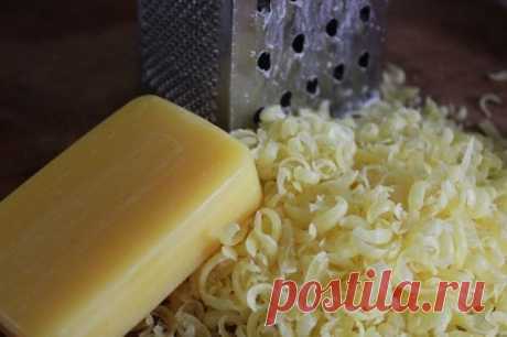 СТИРАЛЬНЫЙ ПОРОШОК ИЗ ХОЗЯЙСТВЕННОГО МЫЛА! ПОРОШОК БОЛЬШЕ НЕ ПОКУПАЕМ, МЫЛО ОТСТИРЫВАЕТ В ТЫСЯЧУ РАЗ ЛУЧШЕ! 

Порошок больше не покупаем, мыло отстирывает в 1000 раз лучше! 

* 5 кусков хозяйственного мыла натираем на терке:
Показать полностью… 

* добавляем к мыльной стружке равное количество СОДЫ пищевой или СОДЫ кальцинированной 

* и по желанию несколько капель ароматизатора в виде эфирного масла, мы добавляем 15 капель МАСЛО АПЕЛЬСИНА, также можно МАСЛО МЯТЫ или напри...