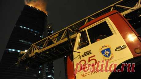 На МНПЗ в Капотне продолжают гореть технические помещения