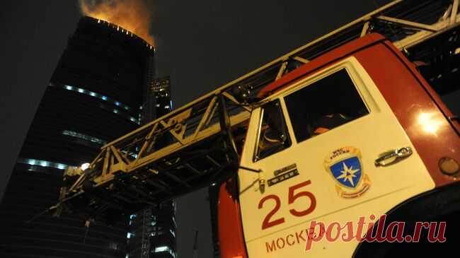 На МНПЗ в Капотне продолжают гореть технические помещения