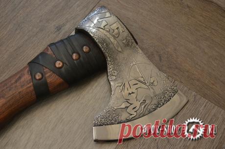 Кованый топор ручной работы Юбилейный.Вы решаете вопрос. Что подарить на День Рождение или Юбилей. У нас универсальный многопозиционный лот кованый топор ручной работы Юбилейный. Он решает все вышеперечисленные вопросы.  Коли вы решили сделать подарок на торжество и знаете возраст и знак зодиака одаряемого, то этот вариант как раз Вам подойдет. Как известно, существует двенадцать знаков зодиака:   Овен,  Телец,  Близнецы, Рак, Лев,  Дева, Весы, Скорпион, Стрелец, Козерог, Водолей, Рыбы.  Далее…