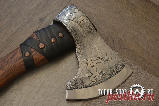 Кованый топор ручной работы Юбилейный.Вы решаете вопрос. Что подарить на День Рождение или Юбилей. У нас универсальный многопозиционный лот кованый топор ручной работы Юбилейный. Он решает все вышеперечисленные вопросы.  Коли вы решили сделать подарок на торжество и знаете возраст и знак зодиака одаряемого, то этот вариант как раз Вам подойдет. Как известно, существует двенадцать знаков зодиака:   Овен,  Телец,  Близнецы, Рак, Лев,  Дева, Весы, Скорпион, Стрелец, Козерог, Водолей, Рыбы.  Далее…