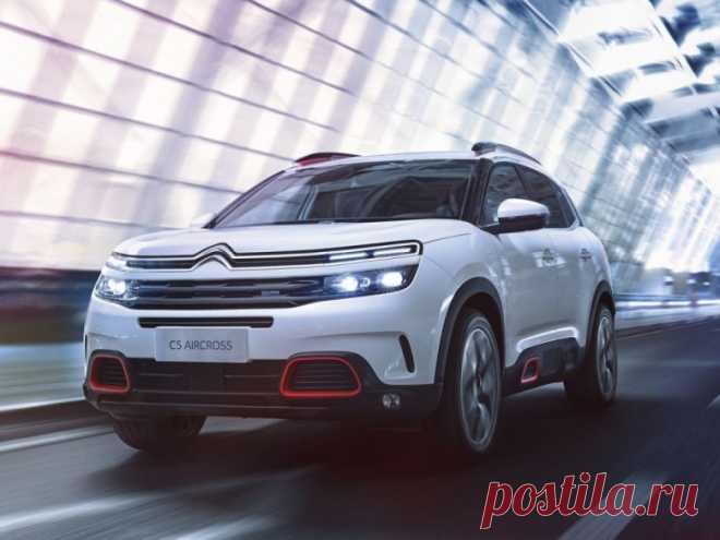 Первые изображения нового кроссовера Citroen Добрые люди слили в Интернет изображения нового кроссовера марки Citroen. Автомобиль получит название Citroen C5 Aircross, он будет впервые представлен общественности в третьей декаде апреля на автосалоне в Шанхае.