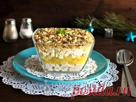 Слоеный салат с ананасом, курицей и сыром — рецепт с фото Слоеный салат с ананасом, курицей, сыром и яйцами можно приготовить и для торжественного случая, и для ужина в кругу семьи.
