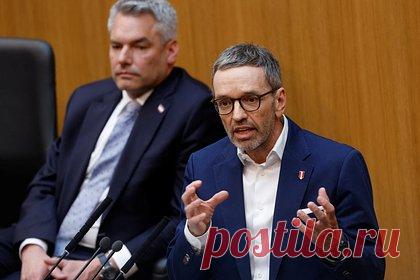 В Австрии испугались победы выступающей против помощи Украине партии. В Австрии испугались прихода к власти ультраправой Австрийской партии свободы (АПС). Отмечается, что австрийское правительство непопулярно, а у оппозиции не хватает времени, чтобы встать на ноги, поэтому Австрия медленно продвигается к победе крайне правых, выступающих за прекращение помощи Украине.